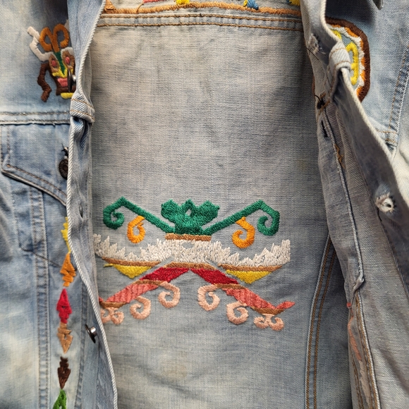 Vintage Levi's Mens Light Blue Denim Jacket w/ Southwestern Embroidery - Size 40 - Picture 6 of 10